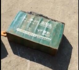 冬天为电动车电池充电，时间不宜过长，使用完让电池冷却一下在充电！